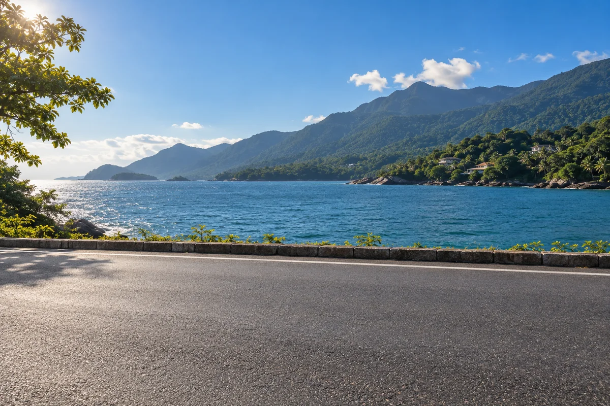 Estrada em cenário costeiro inspirado em Ilhabela